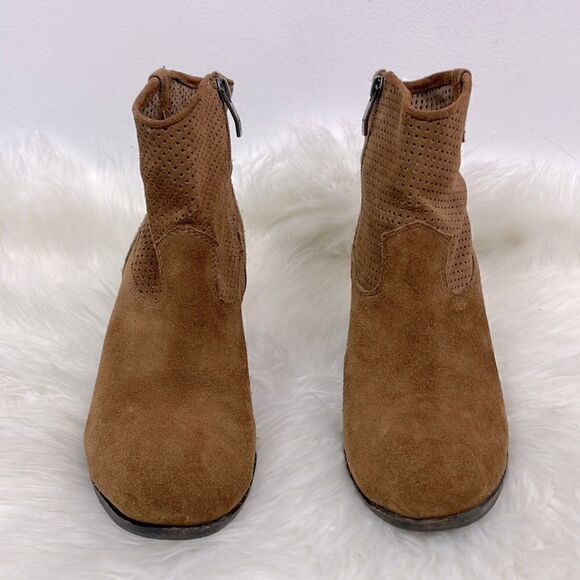 Vince Camuto | cowgirl ankle booties 9.0 Tan suede pointy toe boots. - Picture 4 of 10